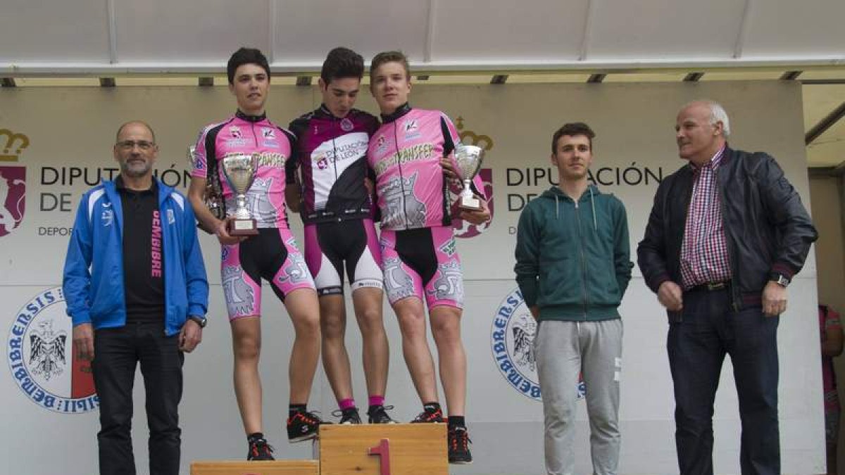 Arriba Fernando, Enrique y Javier. Abajo la salida de la prueba. RODO LÓPEZ