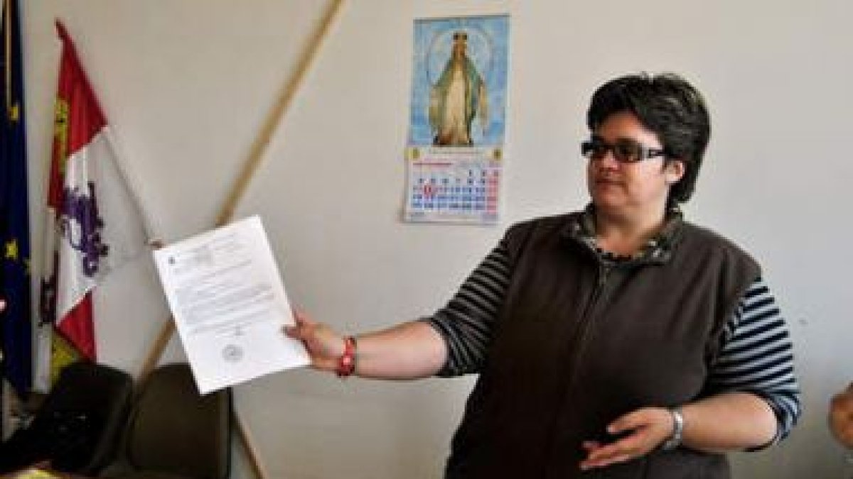 Amparo de Prada, con la hoja de incidencias.