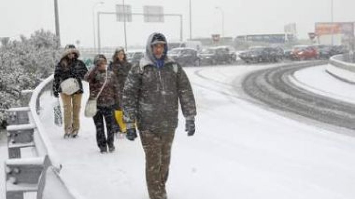 Arriba, el aeropuerto de Barajas sobre la entrada a La Moncloa. En el centro, unos obreros hacen un
