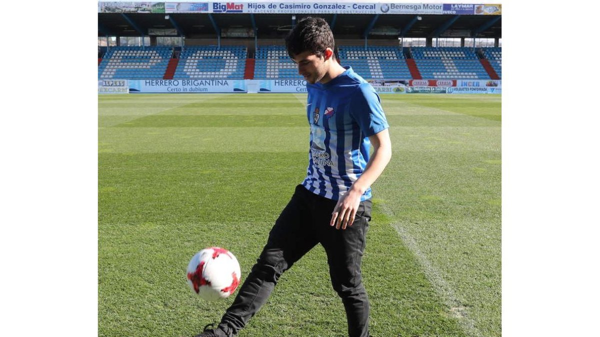 Guille Donoso se enfundó ayer por primera vez la camiseta blanquiazul en El Toralín. L. DE LA MATA