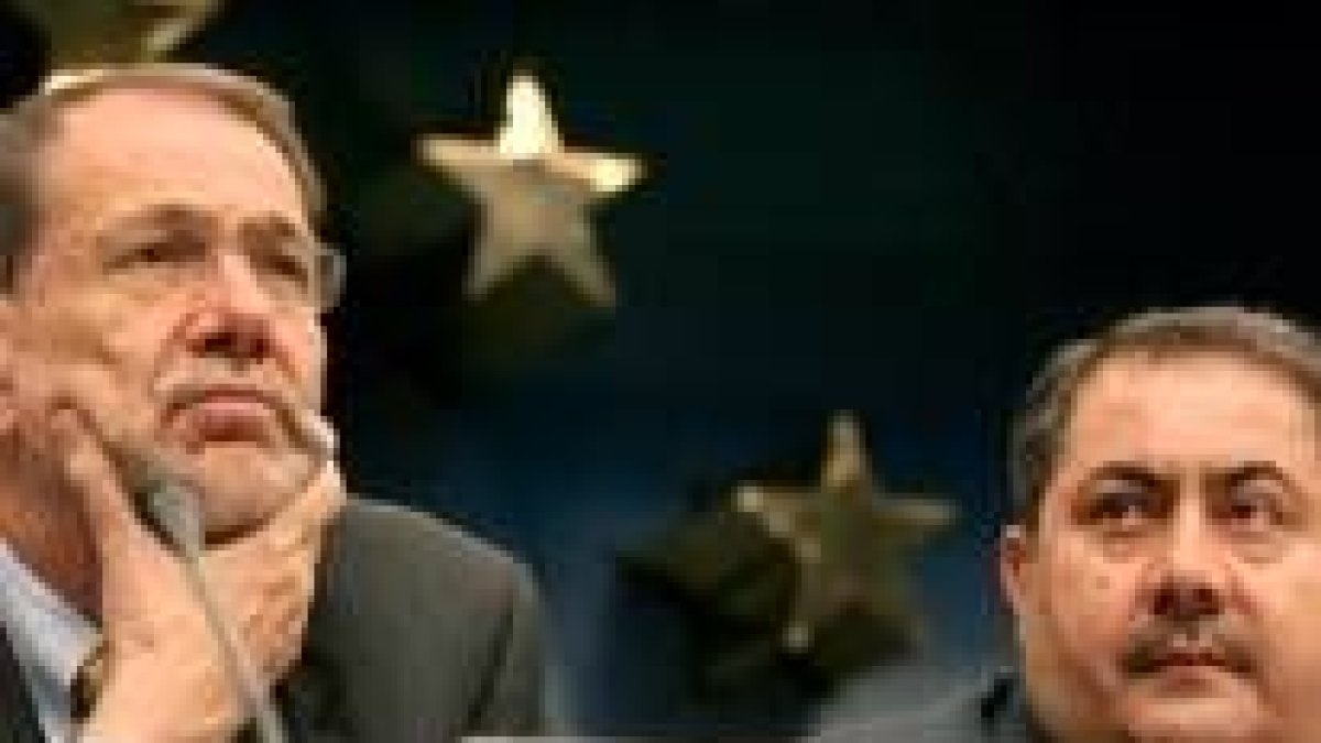El ministro iraquí Zebary, a la derecha, acompañado por Javier Solana durante la conferencia