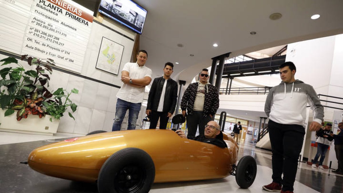 Uno de los vehÍculos que han salido del actual laboratorio de coches de competición puesto en marcha hace dos años por profesores de la ULE y del IES Giner de los Ríos. M. P.