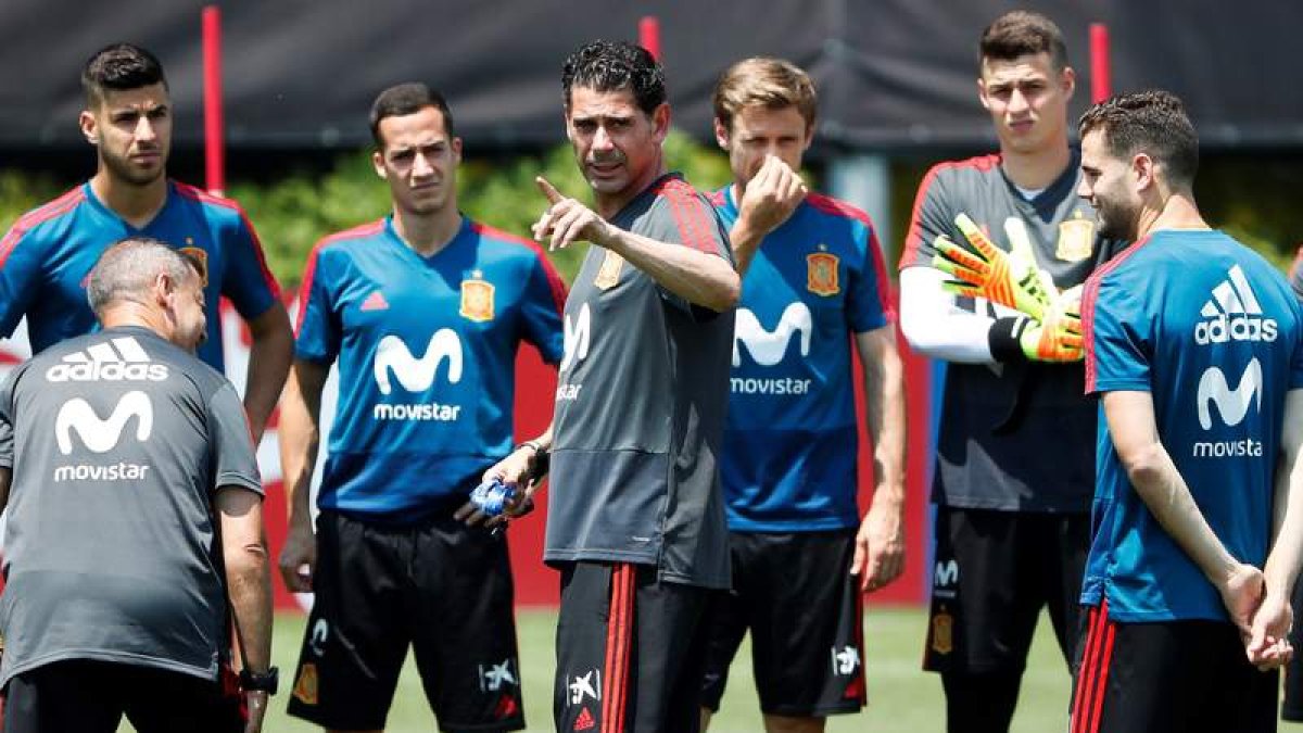 Fernando Hierro, junto a varios internacionales, durante el entrenamiento de ayer antes de dar a los futbolistas un día de descanso. JAVIER ETXEZARRETA