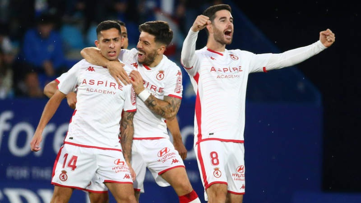 Barri, derecha, celebra con Bicho y Martín Solar el triunfo ante la Ponferradina. L. DE LA MATA