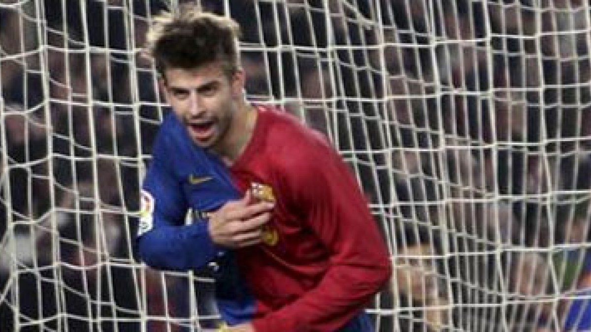 Piqué celebra un gol con la zamarra blaugrana