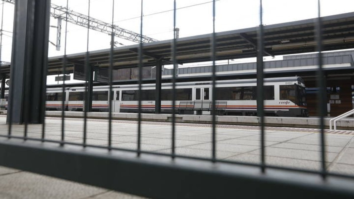 La nueva oferta ferroviaria de transporte de viajeros en León nace en vía convencional. MARCIANO PÉREZ