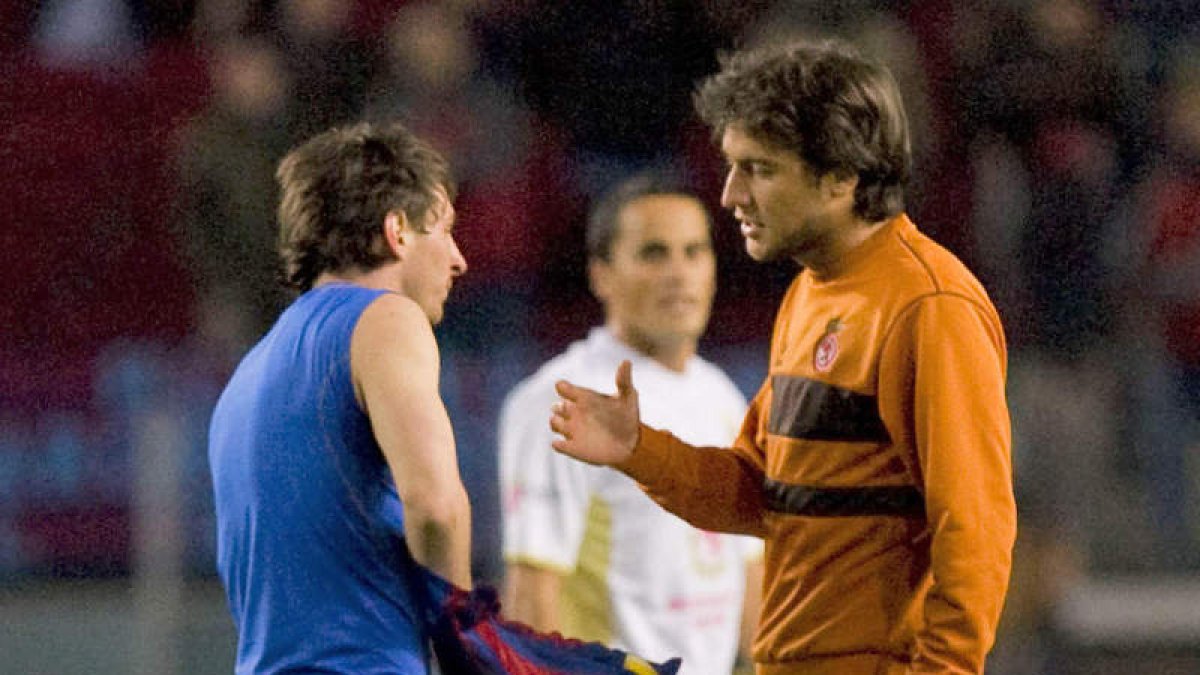Álvaro Tejedor, a la derecha, fue el culturalista que se llevó la camiseta de Messi en el año 2009. ALFAQUÍ