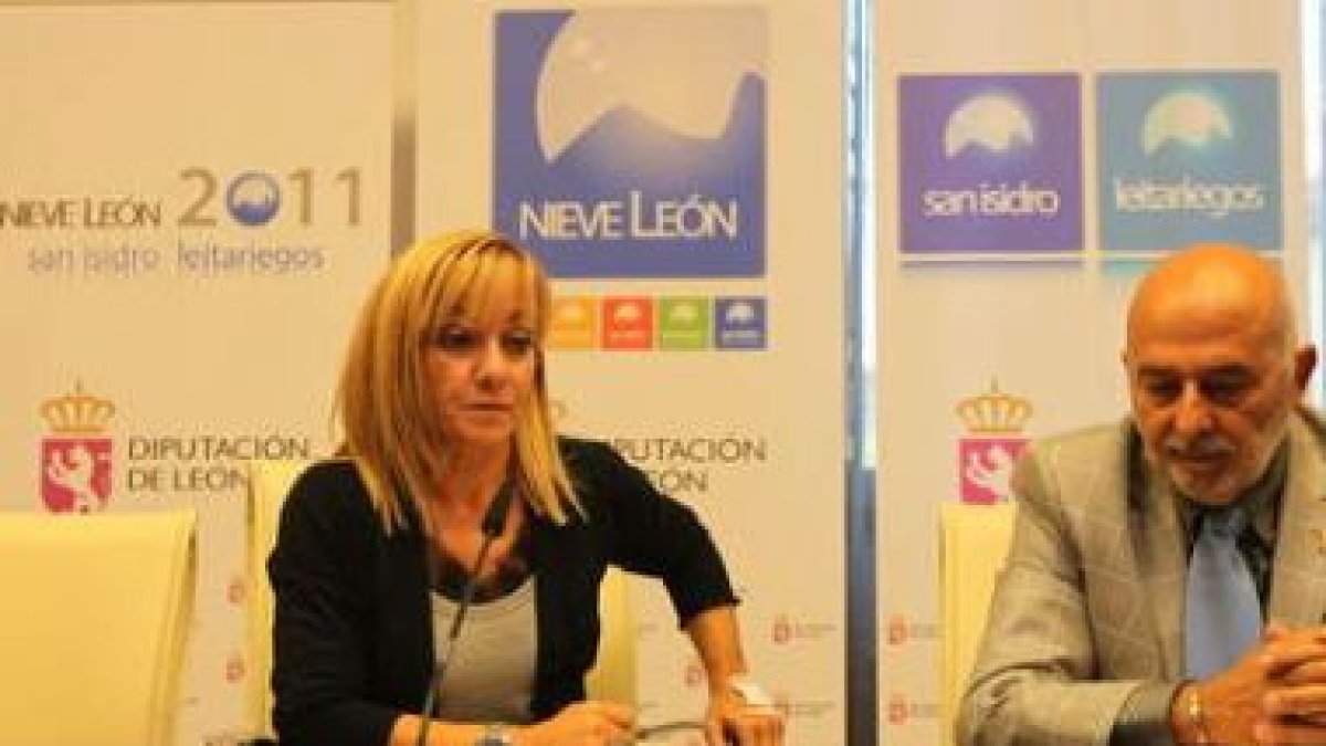 Isabel Carrasco y el diputado de Turismo, Avelino Vázquez, en la presentación.