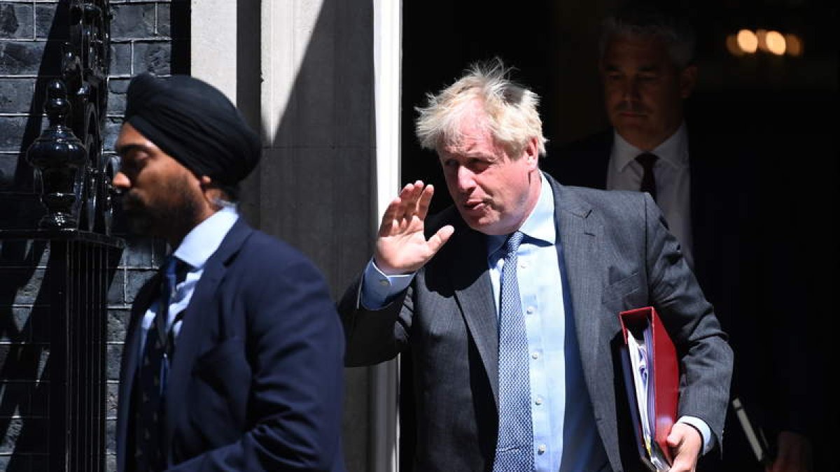 Boris Johnson sale de su domicilio oficial en el 10 de Downing Street, ayer. ANDY RAIN