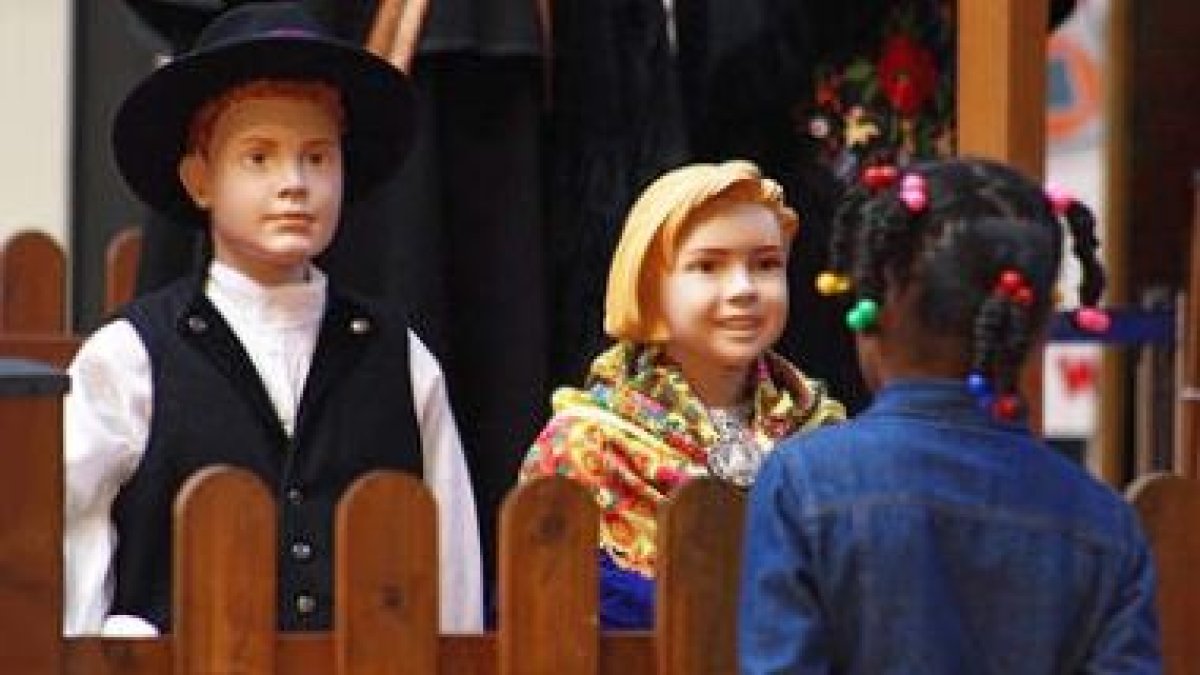 La muestra ofrece una variada selección de trajes típicos y oficios antiguos de los que se han regis