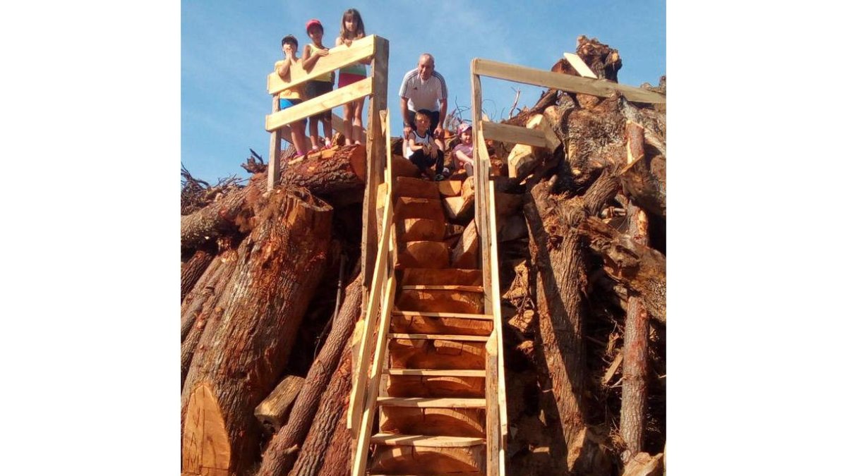 El montaje de la hoguera ya ha comenzado. DL