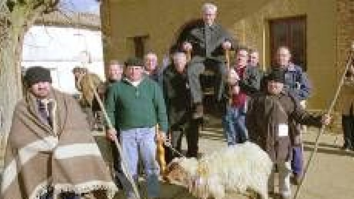 Cumpliendo la antigua tradición el mayordomo de la cofradía fue llevado en volandas por los vecinos