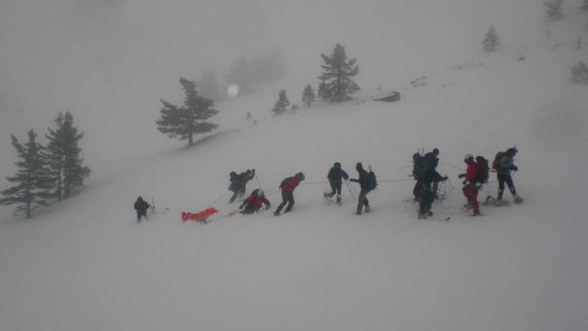 Rescatado un montañero herido en el pico Lago de Puebla de Lillo