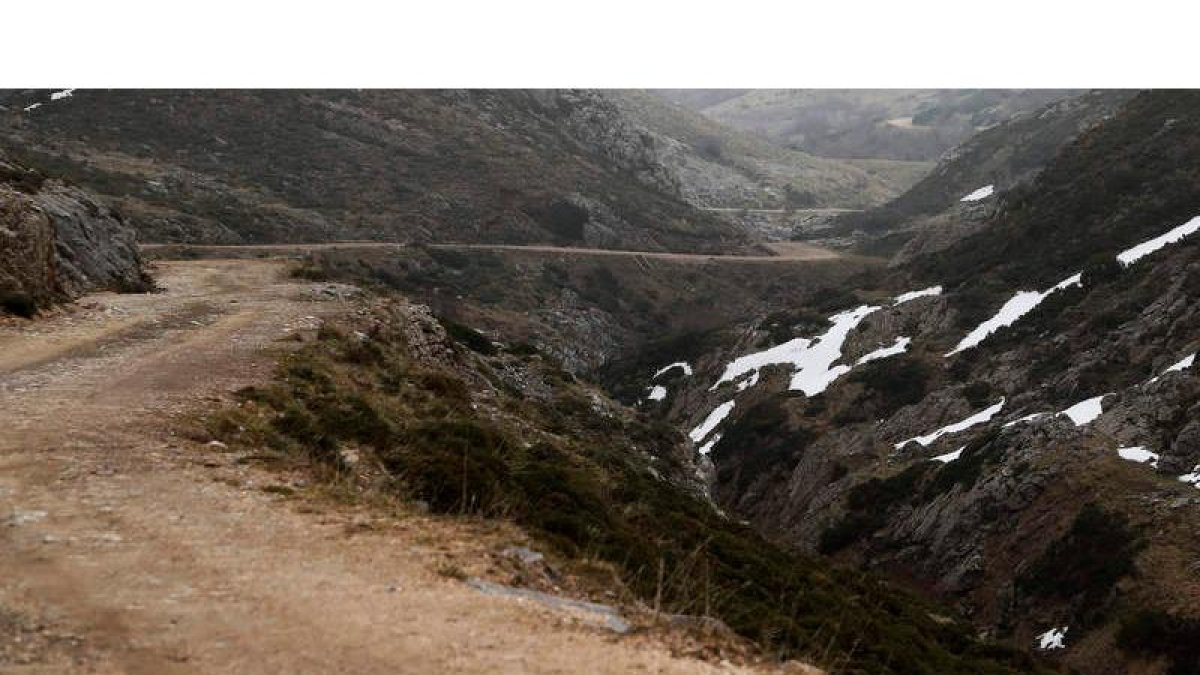 Estado actual en el que se encuentra este camino, de 3,4 kilómetros, que parte de Torrestío y llega a Somiedo. RAMIRO