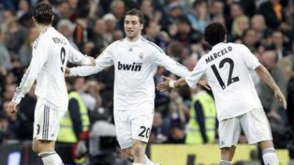 Cristiano Ronaldo, Gonzalo Higuaín y Marcelo Vieira celebran la victoria al final del derbi.
