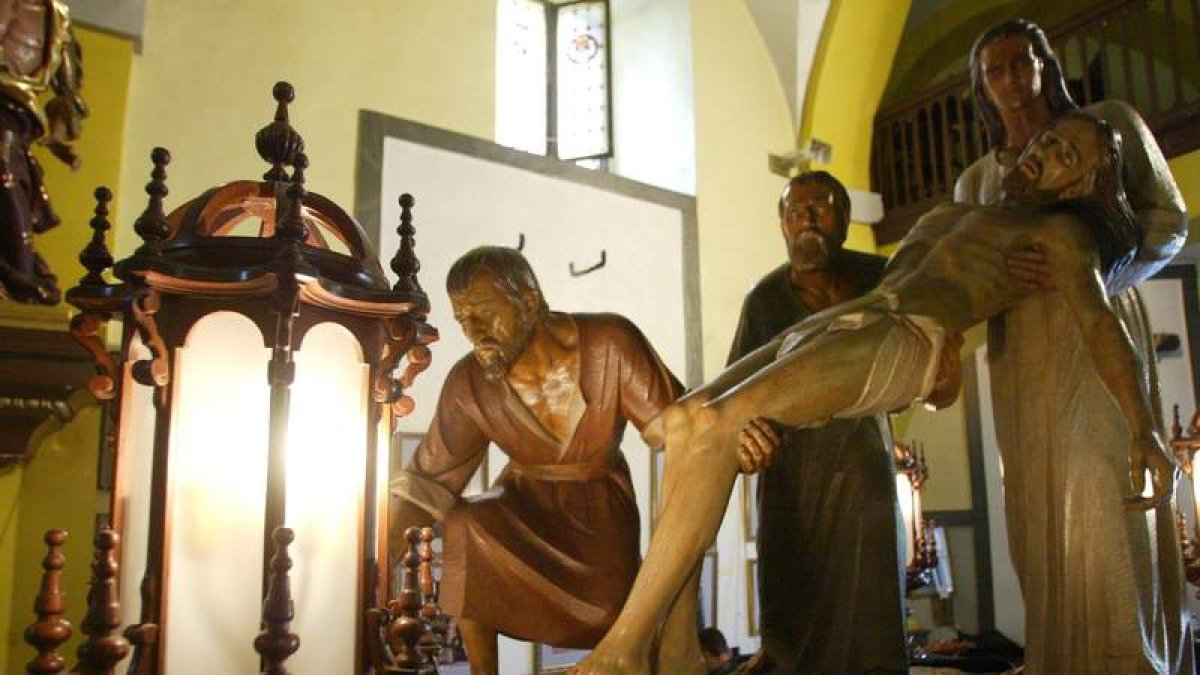 La capilla de Santa Nonia vuelve a convertirse en el museo de la Semana Santa de verano. RAMIRO