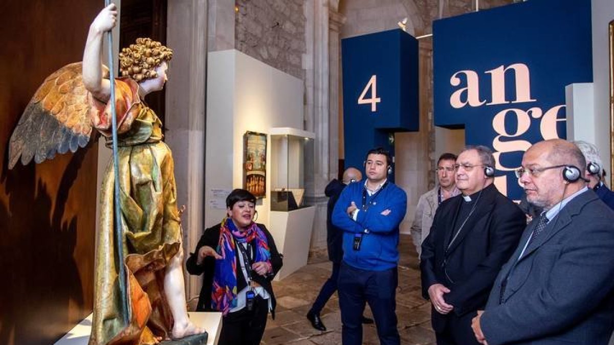 El vicepresidente de la Junta de Castilla y León, Francisco Igea (d), durante su visita a la exposición 