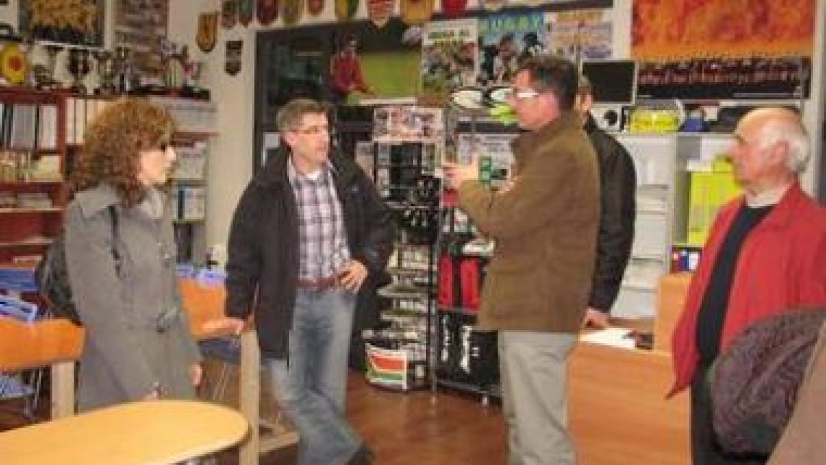 El alcalde junto con la concejala en la inauguración de las nuevas instalaciones