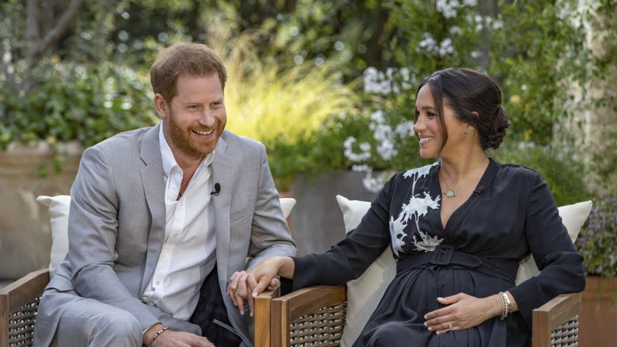 Los duques de Sussex en la mansión en la que rodaron la serie para Netflix. AGENCIAS
