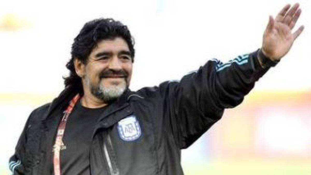 Diego Armando Maradona saludando a la afición.