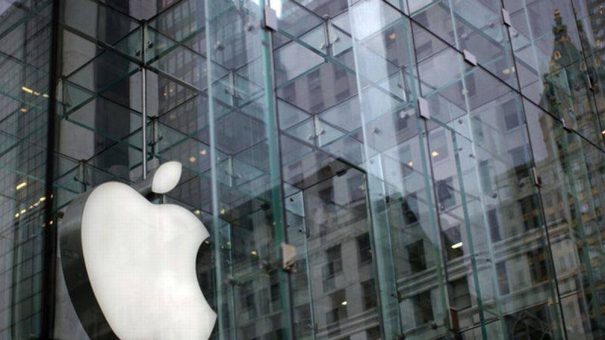 El logo de Apple, en la tienda de la compañía en Nueva York.