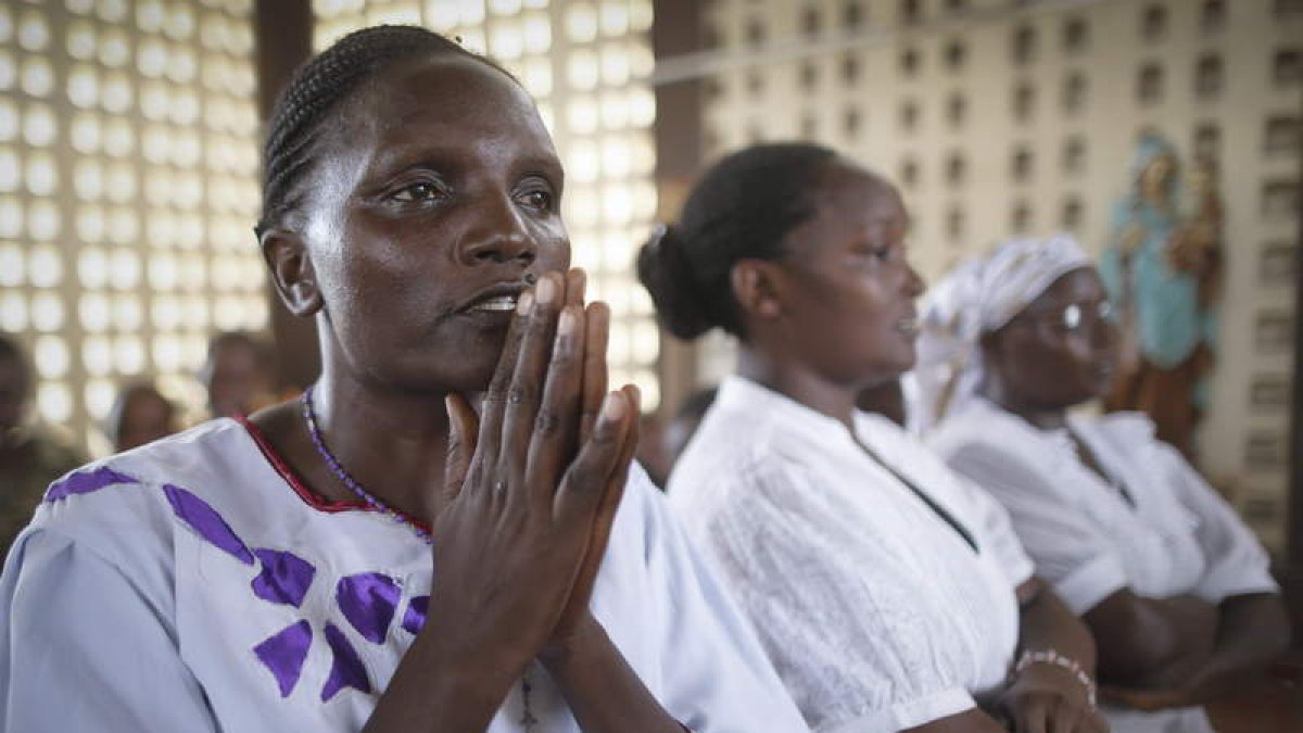 Cristianos de Kenia rezan por los asesinados en el atentado de la universidad de Garissa.