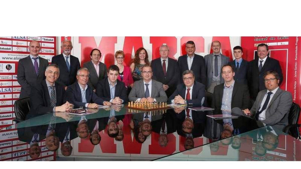 Representantes del banco Sabadell-Herrero, El Inversor Inquieto, Ayuntamiento y Diputación de León, Alsa, Universidad de León y Diario de León así como distintas figuras del mundo del ajedrez, en la presentación del XXXI Torneo Magistral de Ajedrez.