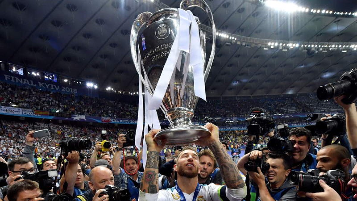 El Madrid defiende el título de campeón en una Champions que hoy sortea su fase de grupos. LICOVSKI