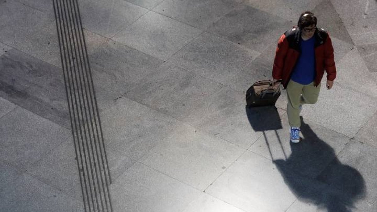 Un viajero pasea por la estación de Atocha. J. J. GUILLÉN