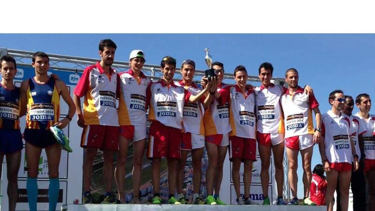 Aláiz (con gorra) y Álex Martínez (detrás del trofeo) fueron decisivos en el título de Castilla y León.