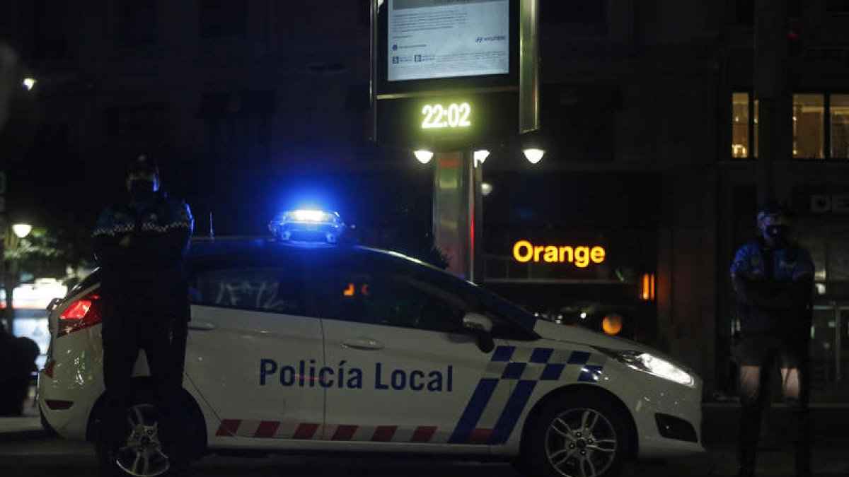 Control policial al inicio del toque de queda. FERNANDO OTERO