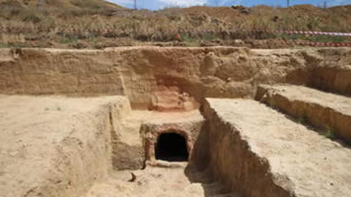 Vista de la boca de uno de los grandes hornos aparecidos durante estas excavaciones al pie del cerro
