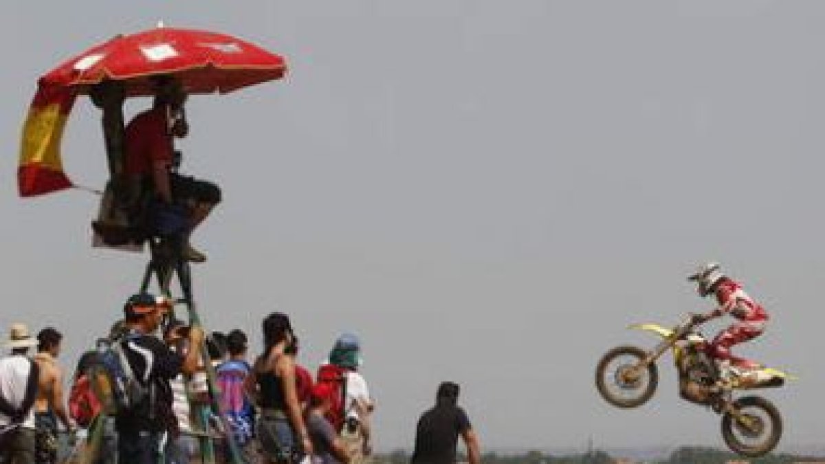Los aficionados que acudieron a La Salgada disfrutaron de la espectacularidad del motocross.