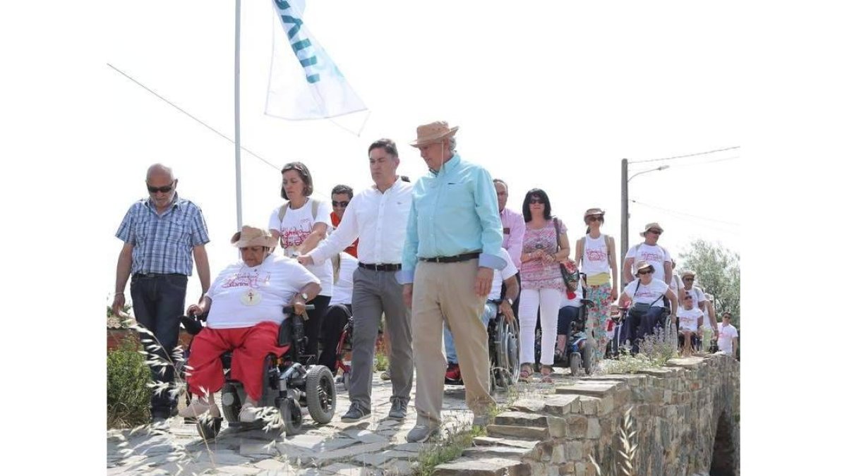 La consejera de Familia, Milagros Marcos, acompañada por el delegado territorial, Guillermo García, y el presidente de la Diputación de León, Marcos Martínez, acompañando a los más de cien integrantes de la marcha en el tramo que transcurre entre San Just