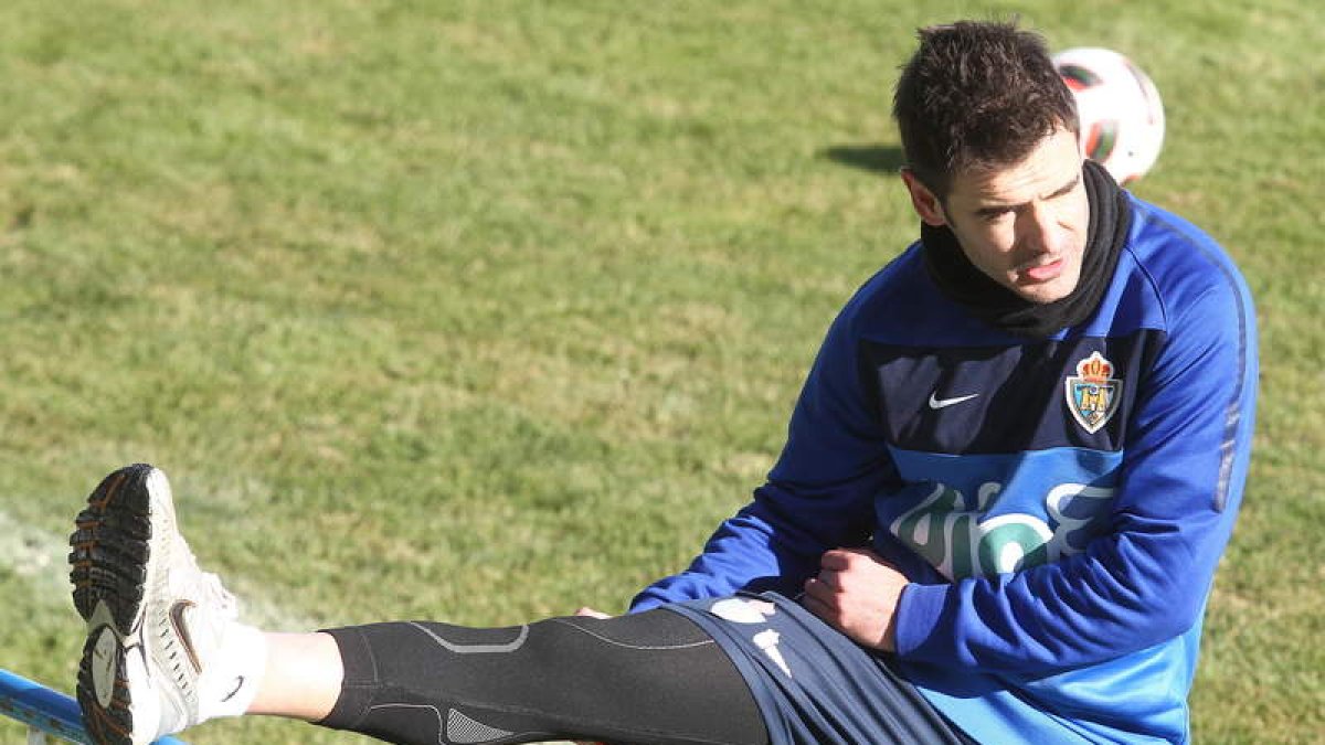 Jonathan Ruiz se queda sin participar en el partido de este sábado ante el Lucena.