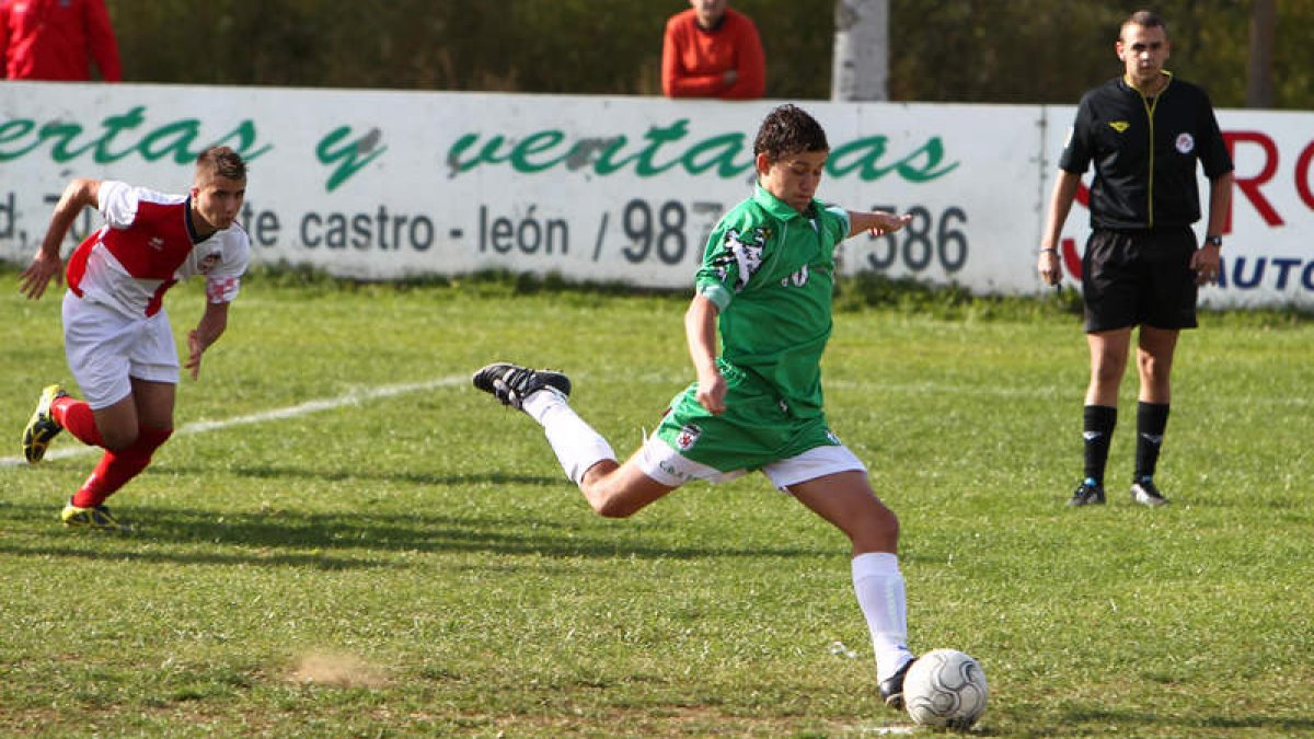 El equipo peñista sumó tres puntos de oro frente al Calasanz y se coloca segundo en la clasificación en el ecuador de la primera vuelta de la competición.