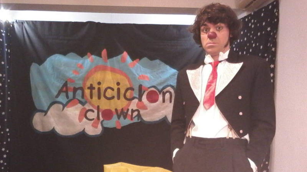 El leonés Nacho Morán, preparado para un cumpleaños que acaba de celebrar para unos niños napolitanos.