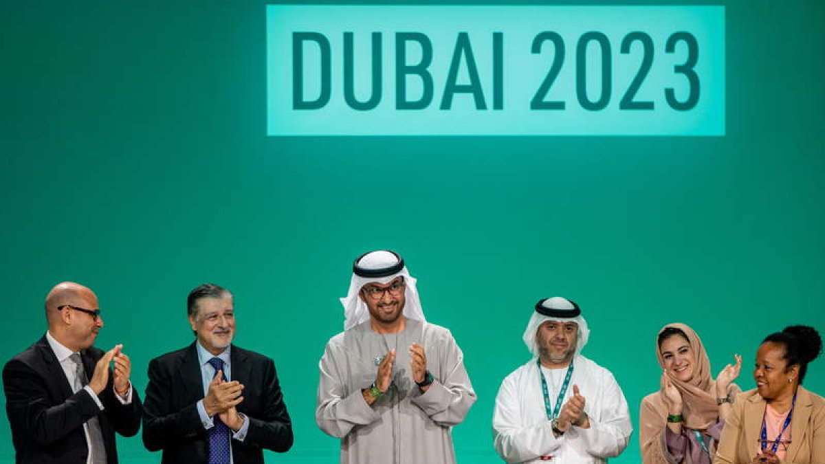 El presidente de la COP28, Sultan Ahmed Al Jaber (C), ayer tras el acuerdo. MARTIN DIVISEK