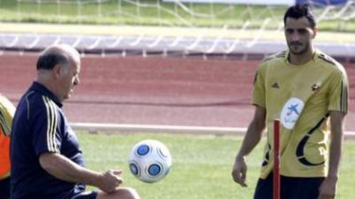 Del Bosque, a la izquierda, da órdenes a Güiza en el entrenamiento de la selección.