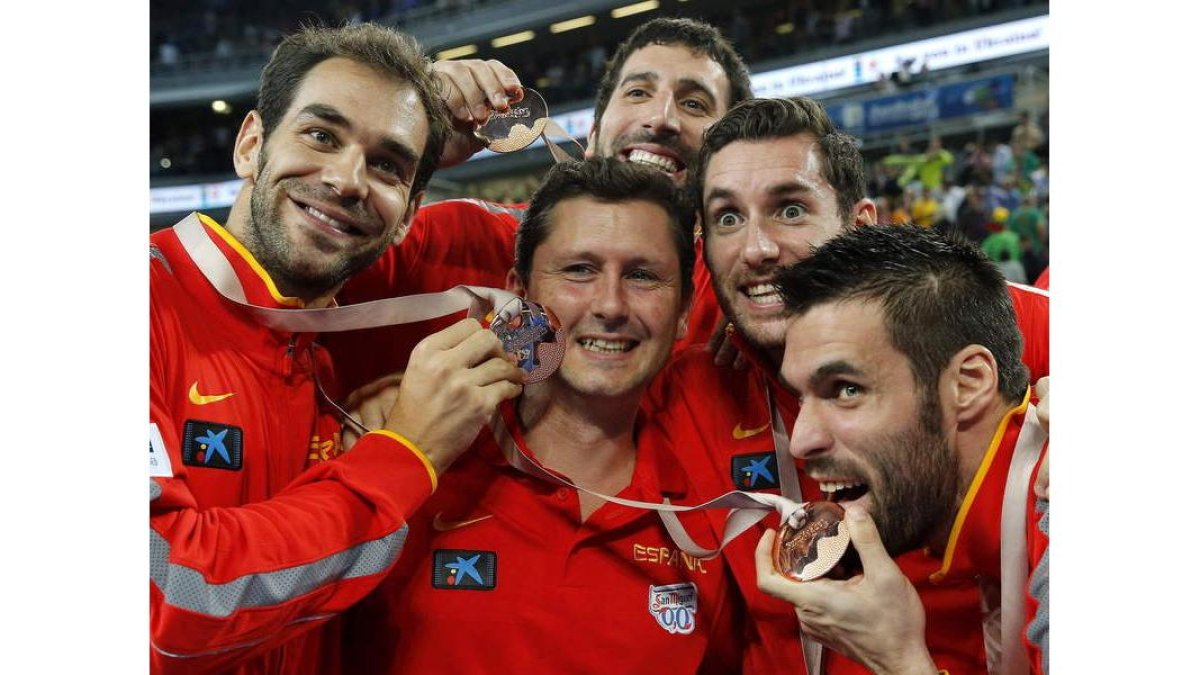 Calderón, Álex Mumbrú, Rudy Fernández y Fernando San Emeterio lucen la medalla de bronce.