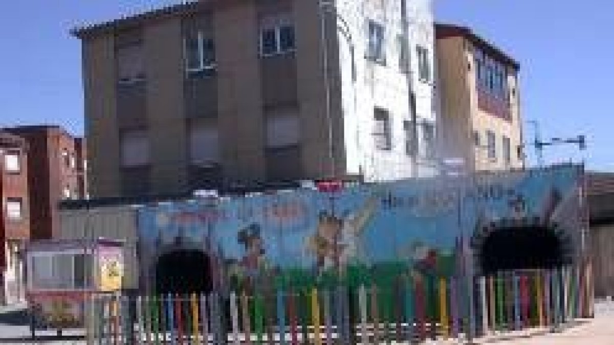 Las atracciones de los caballitos comenzaron a montarse ayer en el  barrio de La Poza