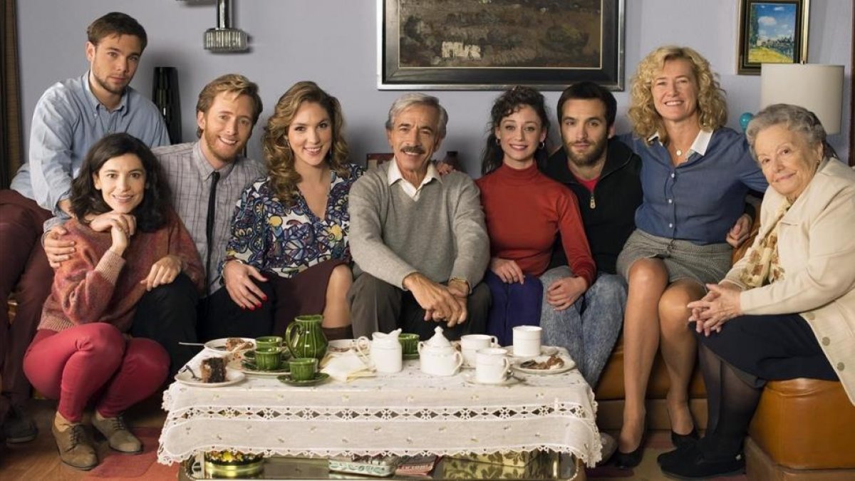 Imagen promocional de la serie de TVE-1 Cuéntame cómo paso, en la que aparecen todos los protagonistas de la nueva temporada.
