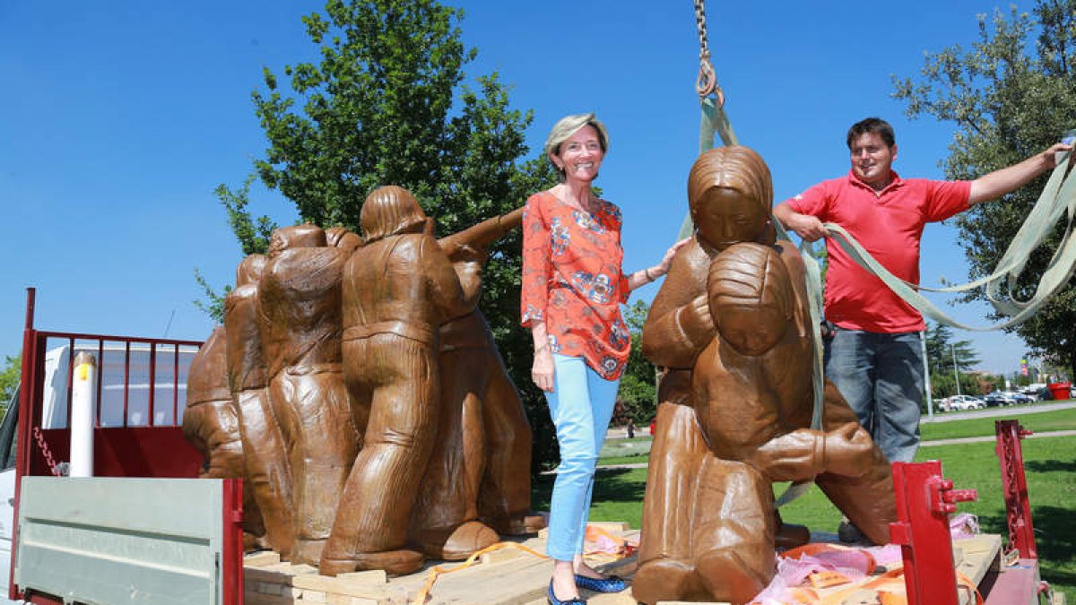 la concejala de Urbanismo Ana Franco durante la colocación de la escultura en la explanada del Auditorio
