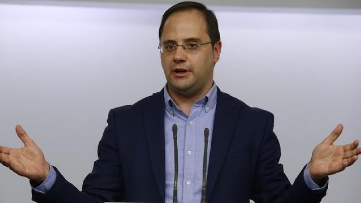 El secretario de organización del PSOE, César Luena, durante una rueda de prensa.