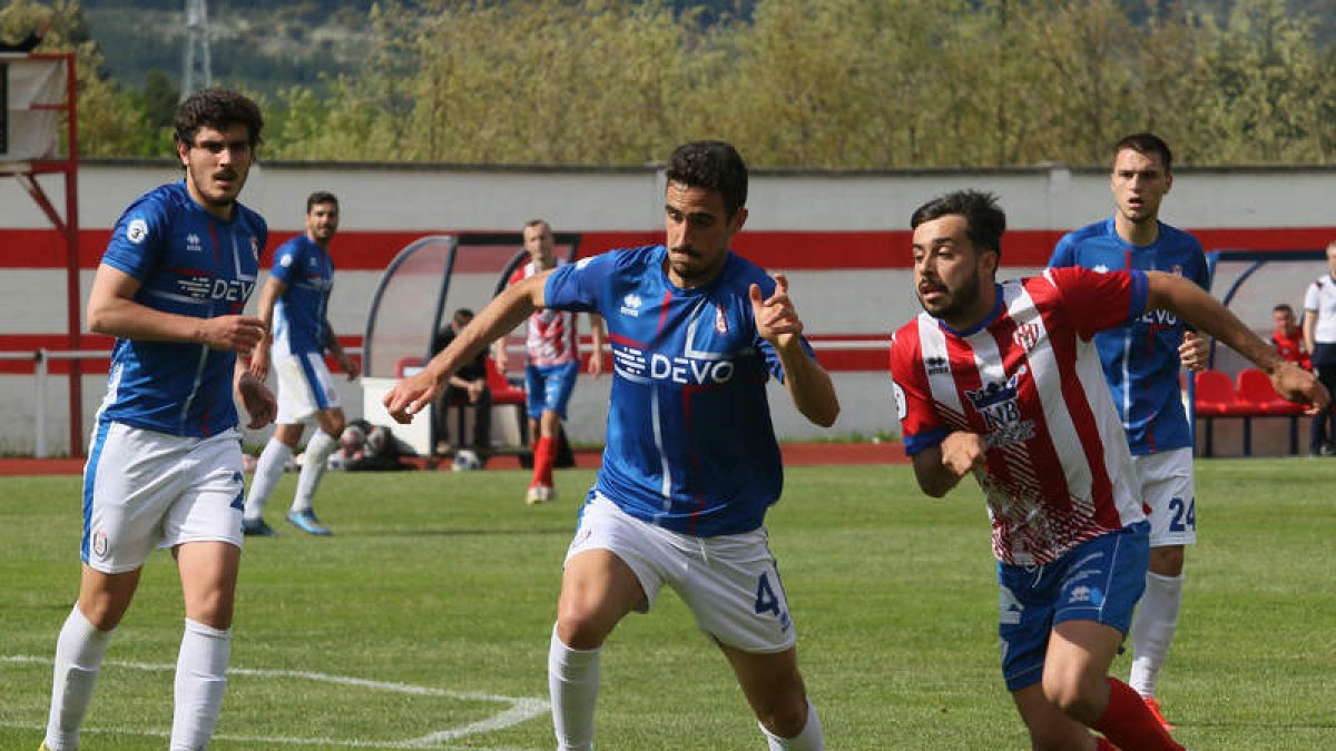 El equipo rojiblanco encajó ante el abulense su quinta derrota consecutiva. L. DE LA MATA