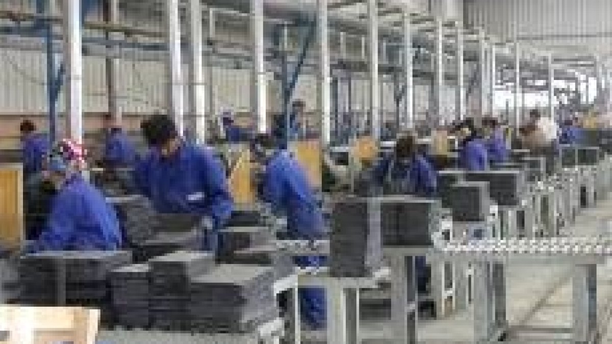 La pizarra da empleo directo casi como el sector de la minería