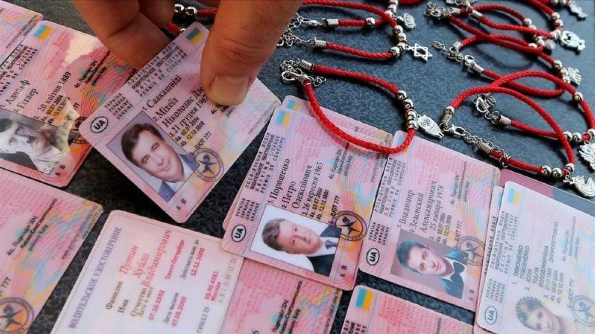Falsos carnets de conducir de los candidatos presidenciales Tymoshenko, Poroshenko y Zelenskiy que se venden en el centro de Kiev (Ucrania).