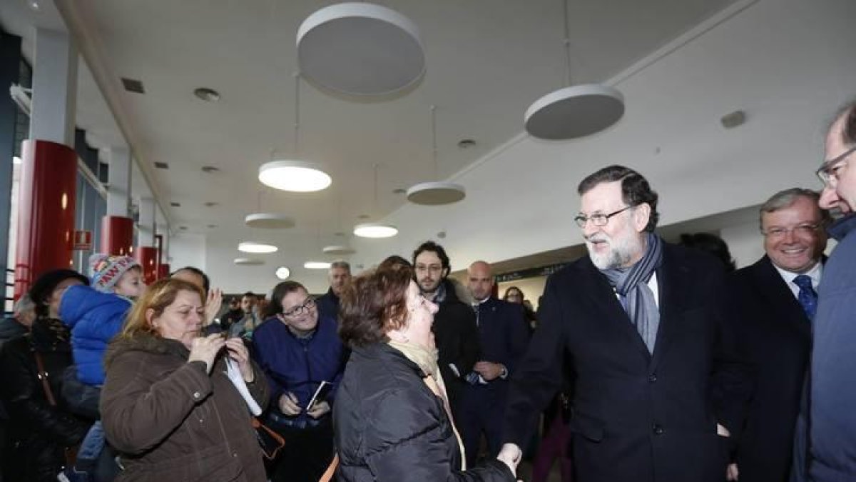 Una mujer se dirige a Rajoy en la estación del AVE