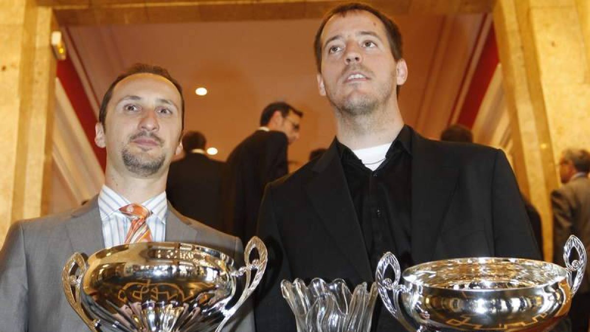 Véselin Topalov y Francisco Vallejo, derecha, posan con los trofeos conquistados.