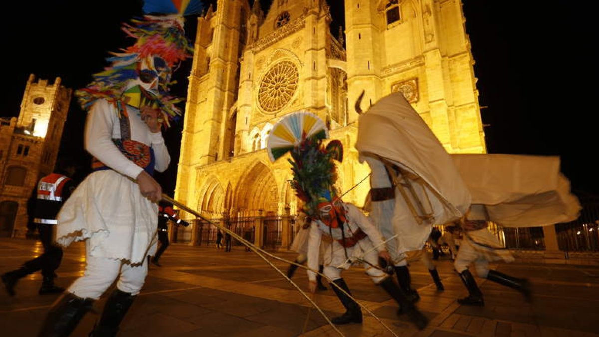 Velilla de la Reina: Caretas de colores, armazones de madera y linos salen de los arcones para rememorar el antruejo. Toros y guirrios recorrieron las calles más céntricas de la ciudad para celebrar el antruejo en León.